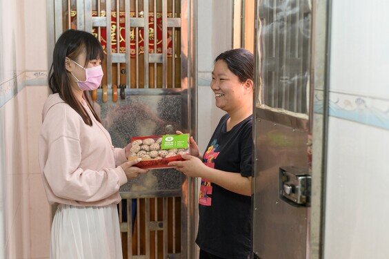 今個新年，我們為每戶「慳得有營餸基層」計劃的參加者送上冬菇，讓基層劏房戶能夠開心過新年。（攝影：Nick Cheung／樂施會）